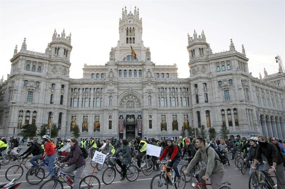 Un piquete ciclista recorre el centro de Madrid. Foto: EFE