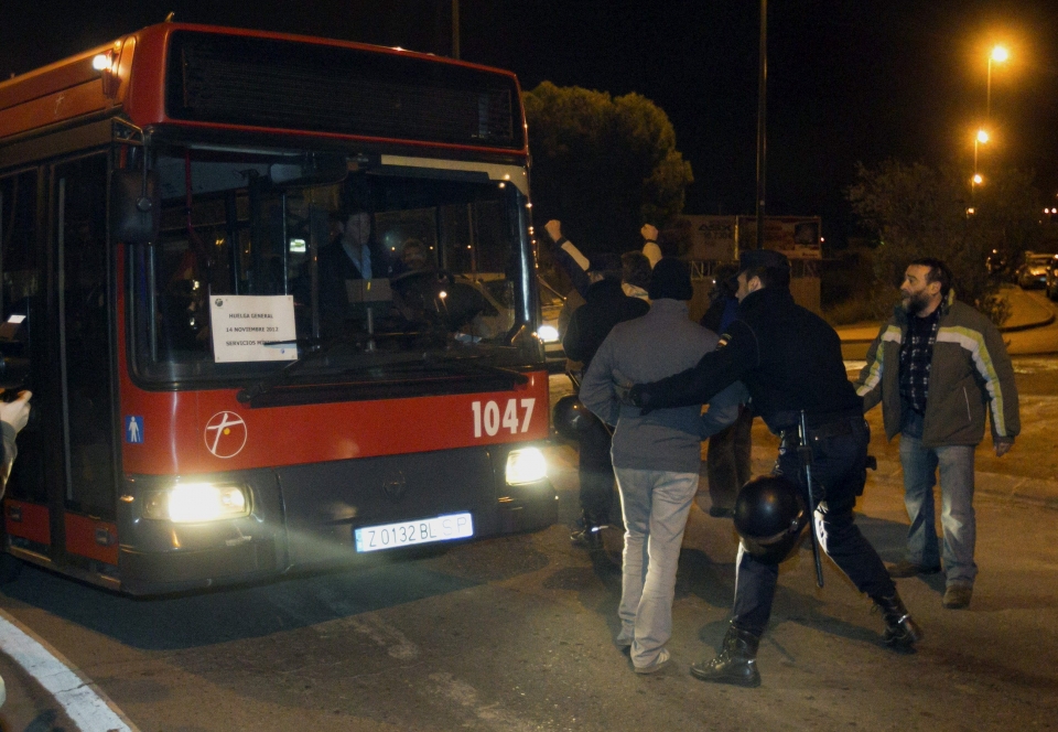 Un piquete intenta parar un autobús en Zaragoza. Foto: EFE