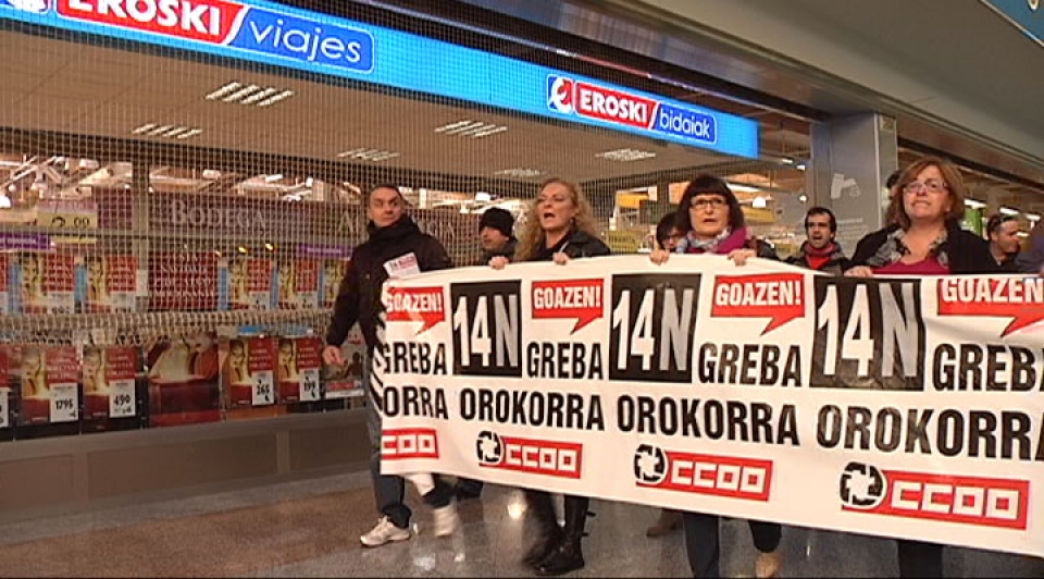 Protesta en el supermercado del centro comercial Garbera de Donostia-San Sebastián. Foto: EITB