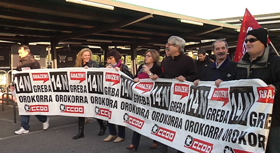 Protesta en los aledaños del centro comercial Garbera de Donostia-San Sebastián. Foto: EITB