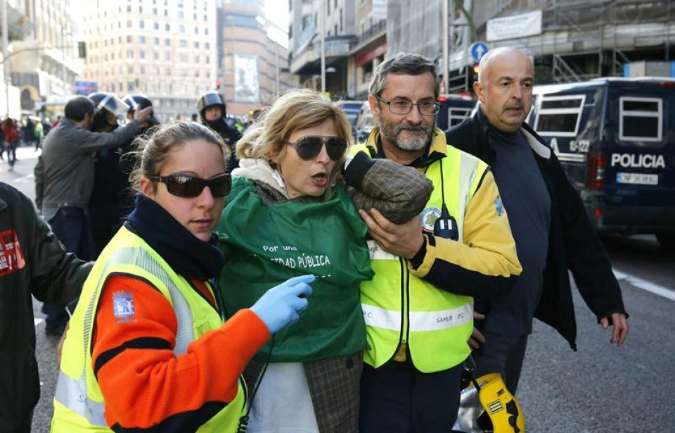 Una mujer es atendida por miembros de Samur, en Madrid. Foto: EFE