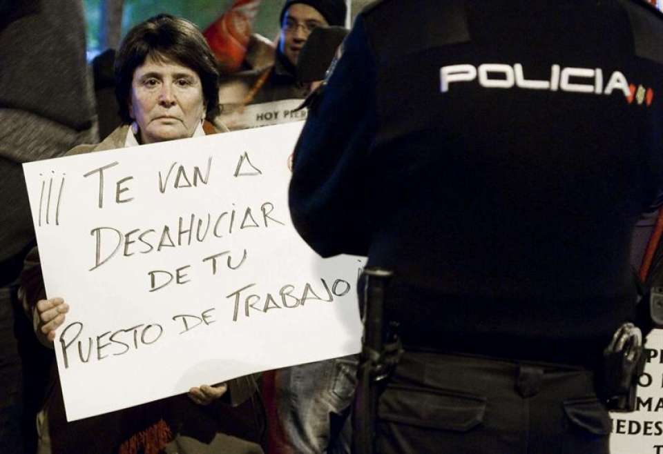 Una mujer se manifiesta contra los desahucios en Sevilla. Foto: EFE