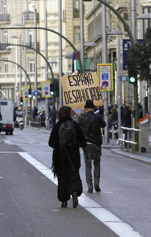 Dos manifestantes en la Gran Vía de Madrid. Foto: EFE