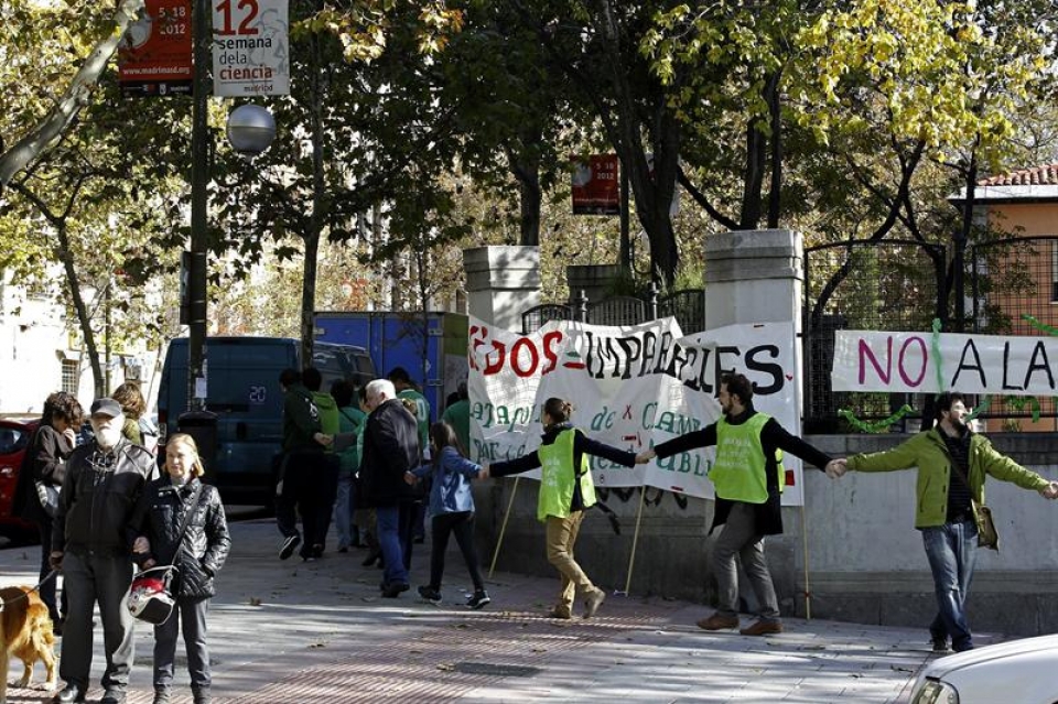 Varias personas rodean un centro en la ciudad de Madrid. Foto: EFE