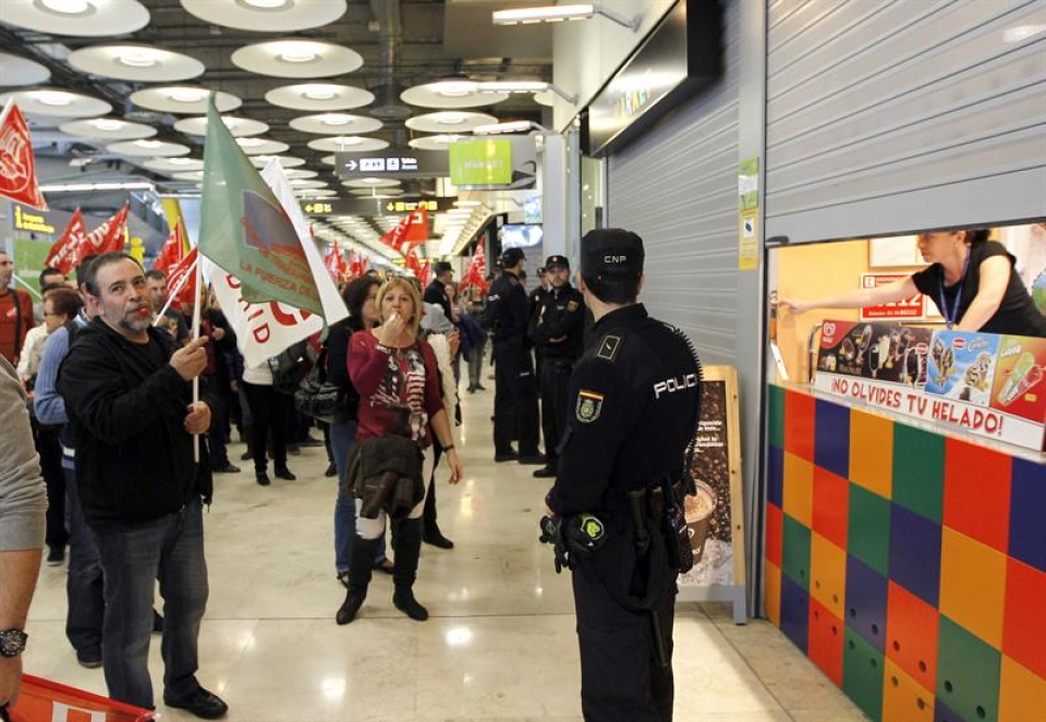 Un piquete en el aeropuerto madrileño de Barajas. Foto: EFE