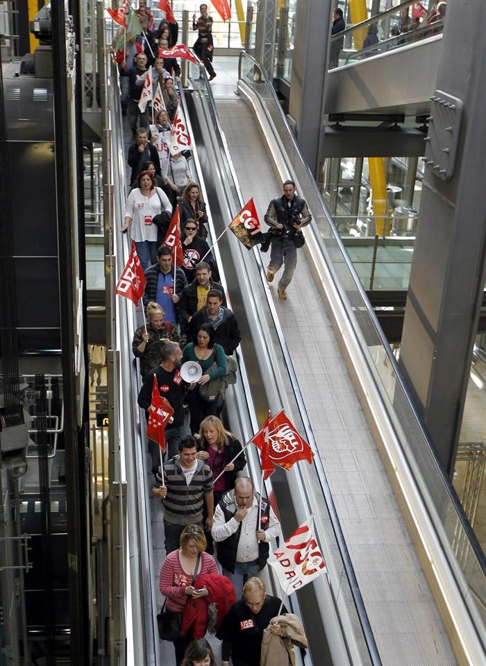 Un piquete ha recorrido el aeropuerto de Barajas en Madrid. Foto: EFE