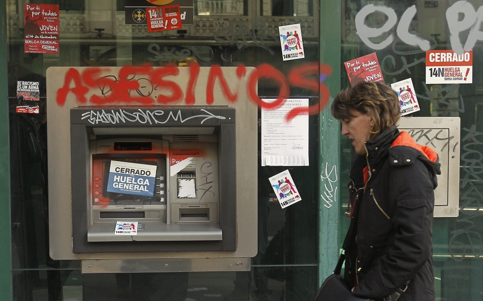 Pintadas en un cajero de Madrid. Foto: EFE