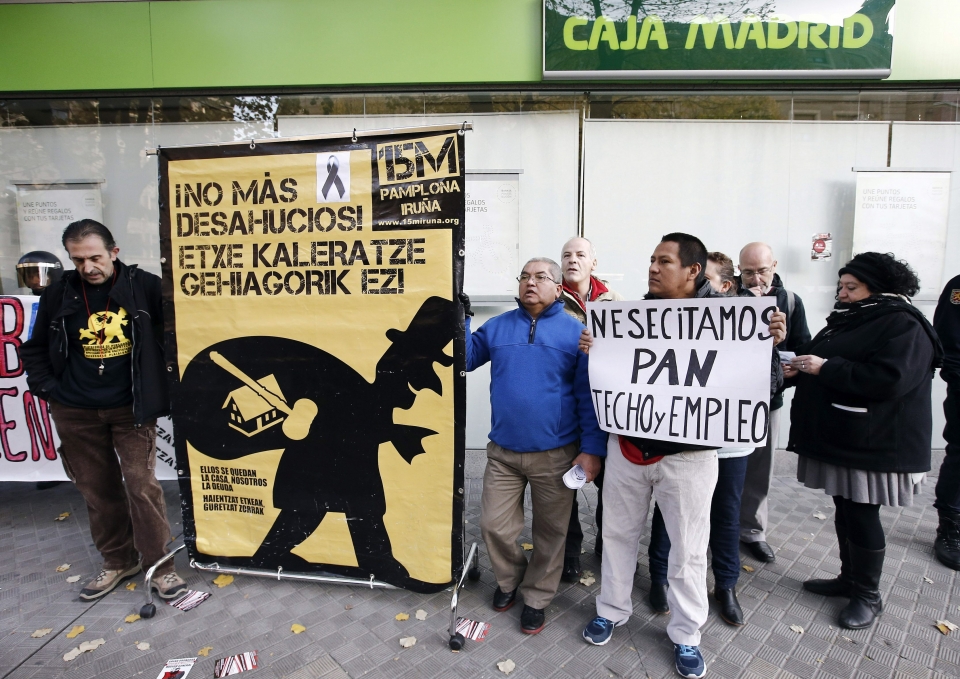 Miembros del 15M y la asociación Afectados por la Hipoteca se han manifestado en Pamplona. Foto: EFE