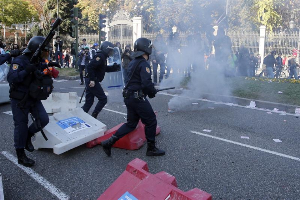 Altercadors entre Policía y manifestantes en Madrid. Foto: EFE