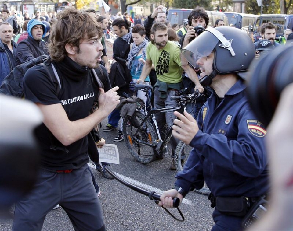Altercadors entre Policía y manifestantes en Madrid. Foto: EFE