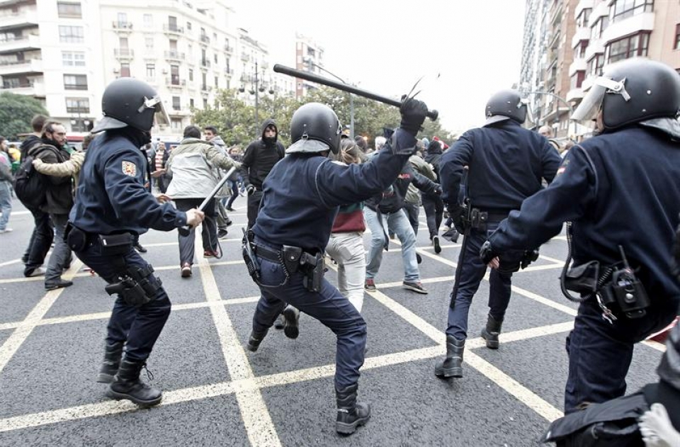 Altercadors entre Policía y manifestantes en Valencia. Foto: EFE