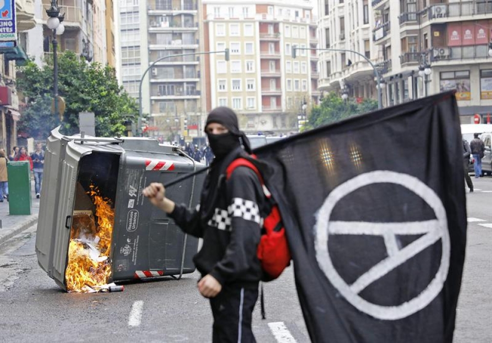 Altercadors entre Policía y manifestantes en Valencia. Foto: EFE