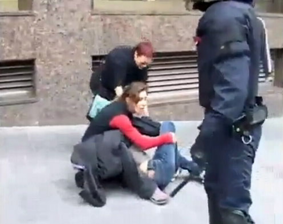 La familia del menor herido en la carga de los mossos denuncia el caso