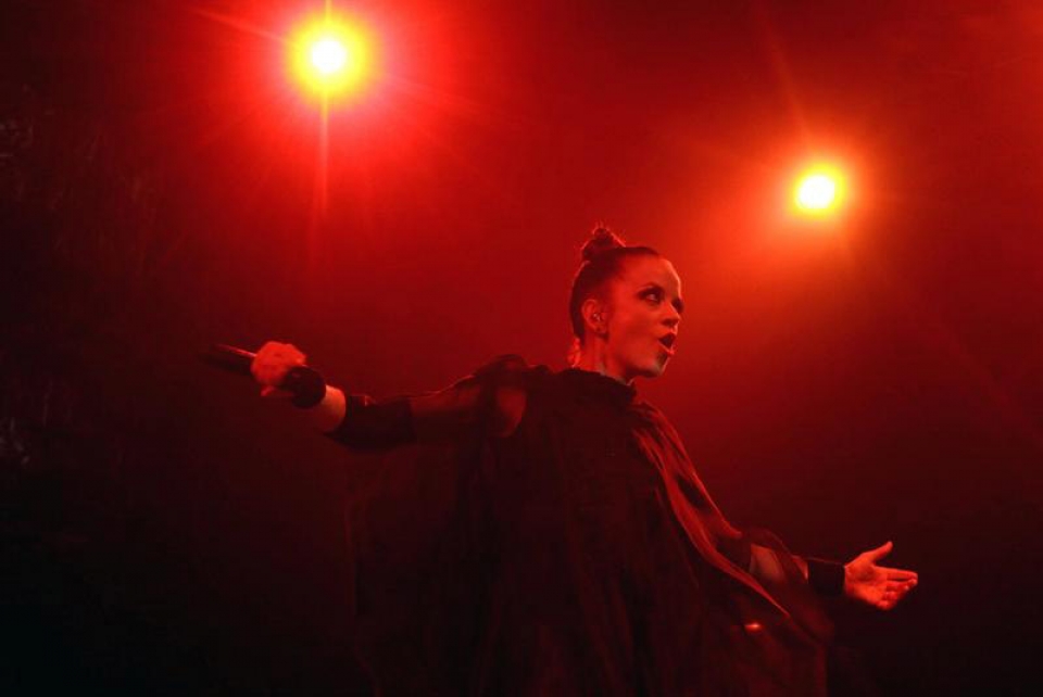 Shirley Garbage taldeko abeslaria, Letonian eskainitako kontzertu batean. Argazkia: EFE