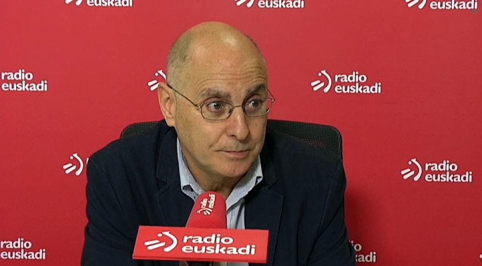 Rodolfo Ares PSE-EEko legebiltzarkidea, Radio Euskadin eskainitako elkarrizketan. Argazkia: EITB