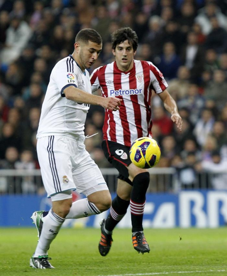 Benzema y San José. Foto: EFE