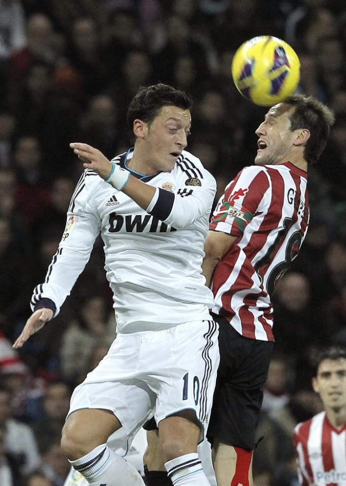 Gurpegui y Ozil. Foto: EFE