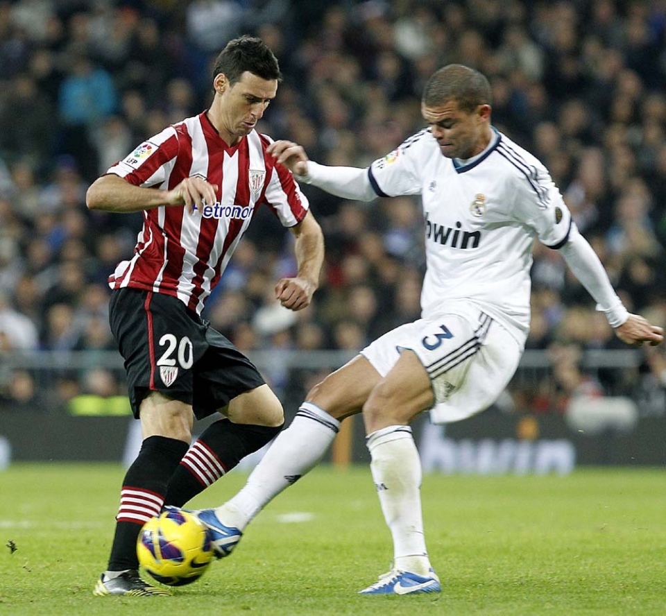 Aritz Aduriz y Pepe. Foto: EFE