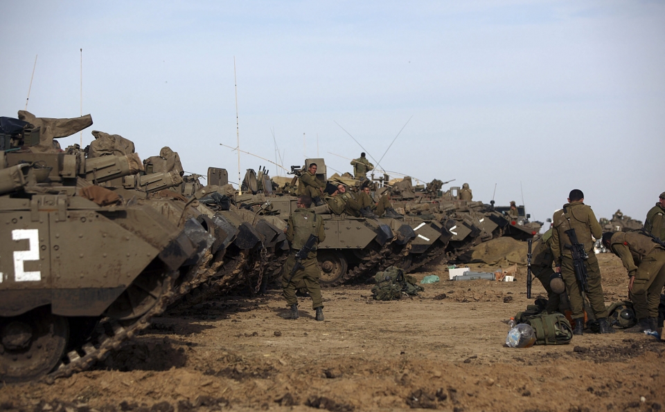 Tanques israelíes cerca de la frontera de Gaza.