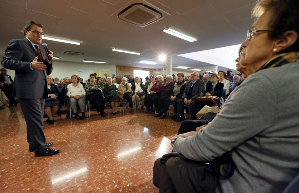 Artur Mas (CiU) zahar-etxe batean. 19/11/2012. Argazkia: EFE
