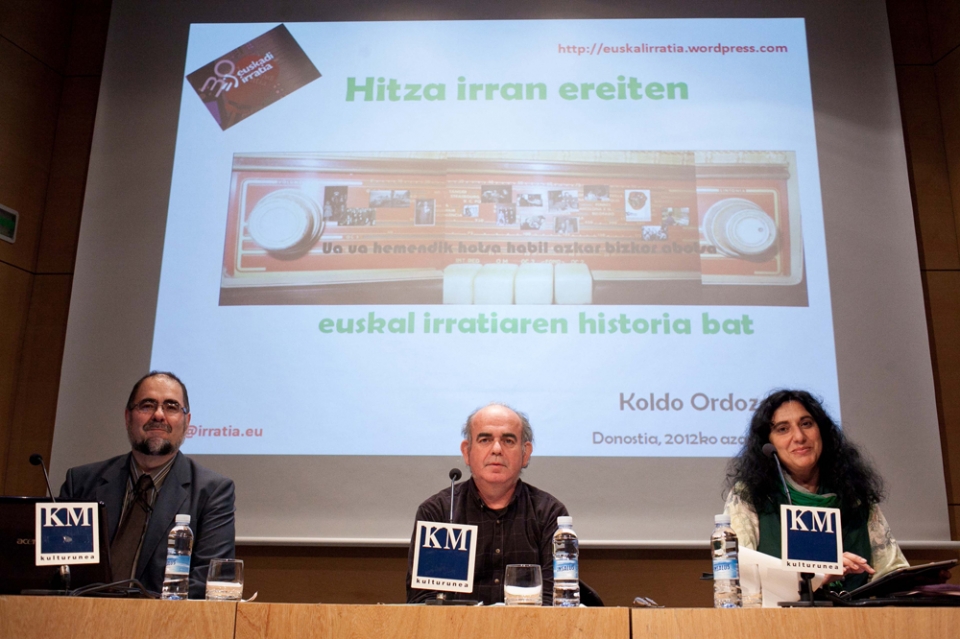 Koldo Ordozgoizti kazetaria, Arantza Gutierrez irakaslea eta Felipe Juaristi Euskadi Irratiko zuzendaria