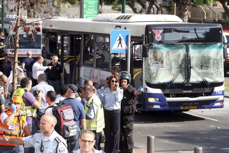 Imagen del autobús después del atentado. Foto: Chaim Levinson/Twitter