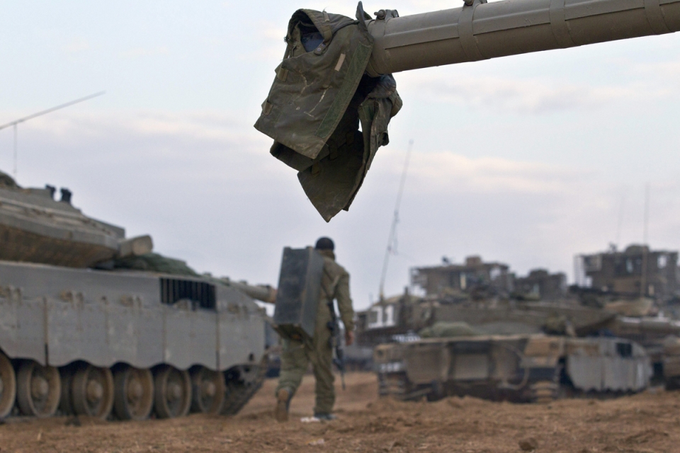 Soldados israelíes permanecen en la frontera tras la primera noche en calma. Foto: EFE
