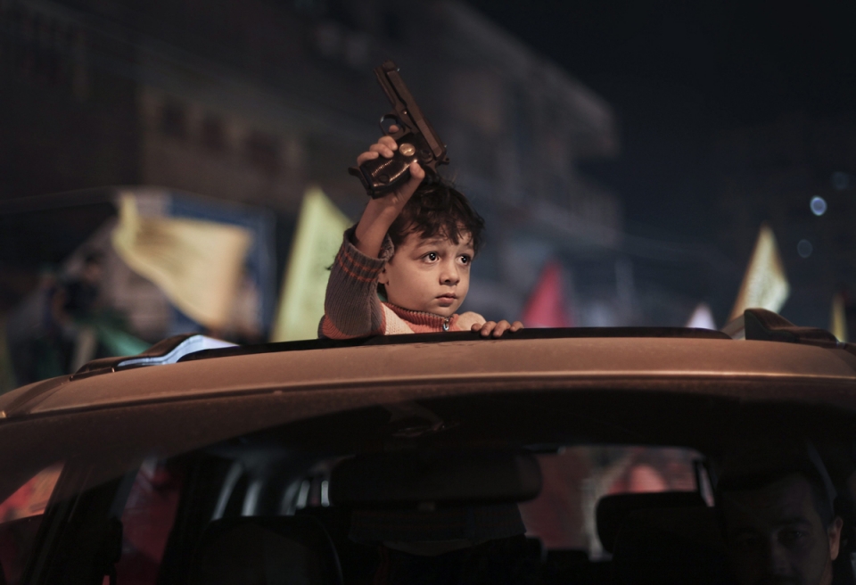 Un niño con una pistola en la celebración de la tregua en Gaza. Foto: EFE