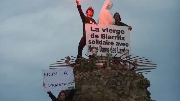 La Vierge de Biarritz solidaire de Notre Dame des Landes. Photo: Bizi