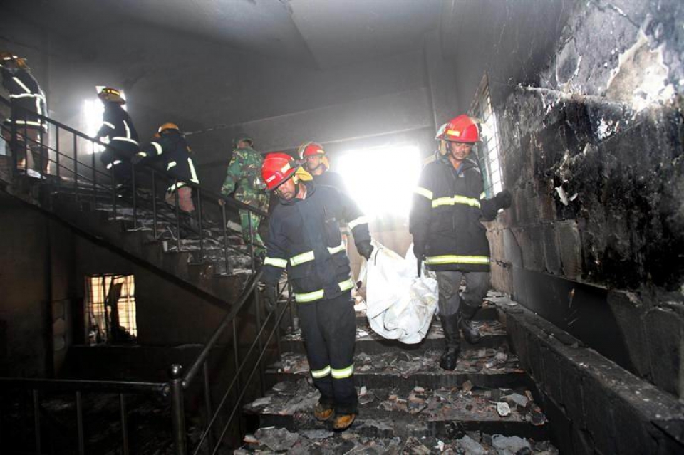 El gran siniestro ha calcinado por completo el edificio. Foto: EFE