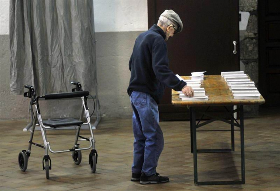 Votaciones en un colegio electoral catalán. Foto: EFE