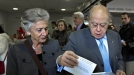 Jordi Pujol, depositando su voto. Foto: EFE title=