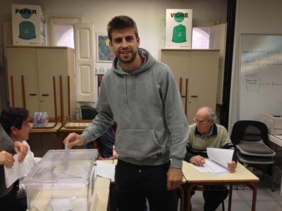 Gerard Piqué, futbolista del Barça, votando. Foto: Twitter