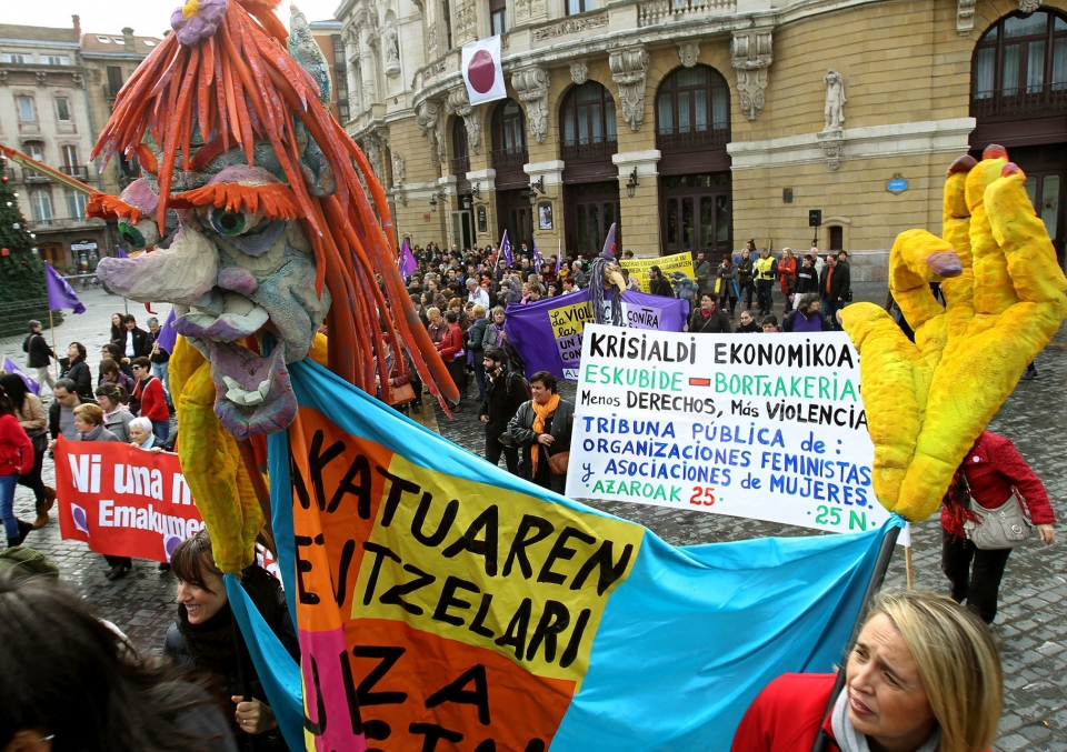 Genero indarkeria salatzeko protesta ekitaldi bat. 