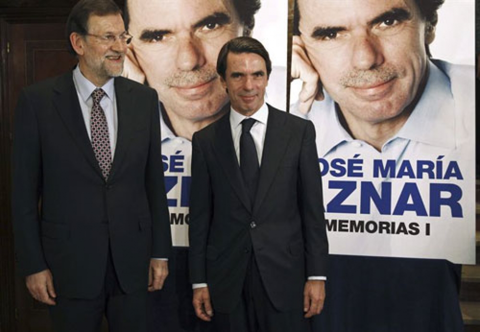 Mariano Rajoy Espainiako Gobernuko presidentea, Jose Maria Aznar presidente ohiarekin.