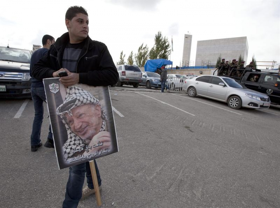 Foto de Yaser Arafat delante del mausoleo. 