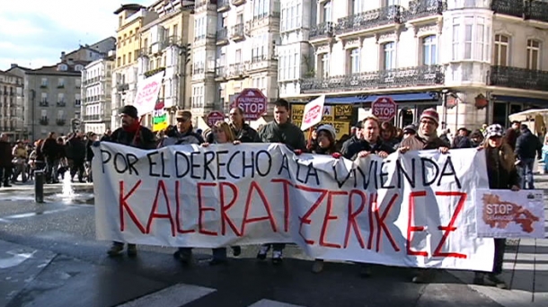 Protesta bateratua egin dute etxegabetzeen aurkako elkarteek