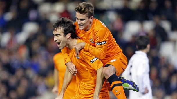 Mikel González y Griezmann celebran un gol en Mestalla. Foto: EFE