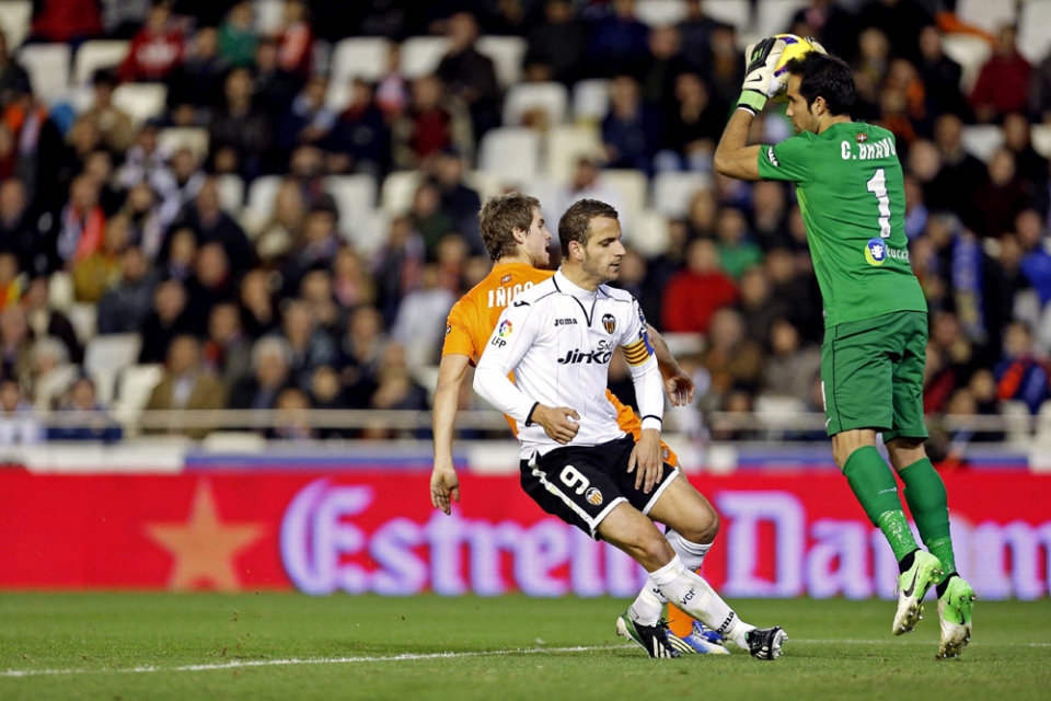 Soldado y Claudio Bravo. Foto: EFE