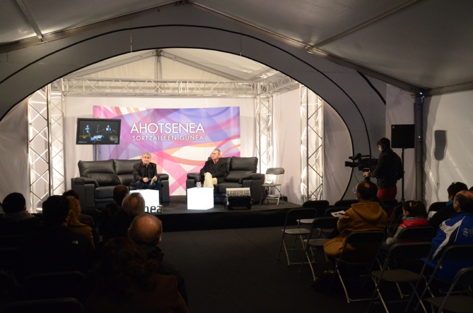Bernardo Atxaga y Jabier Muguruza en Ahotsenea. Foto: EITB