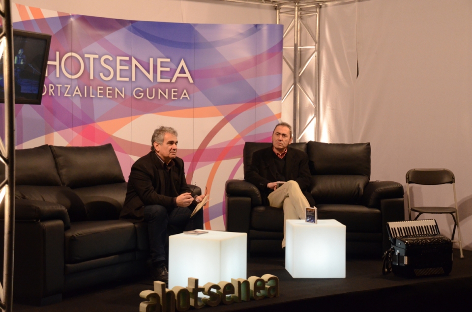 Bernardo Atxaga y Jabier Muguruza en Ahotsenea. Foto: EITB