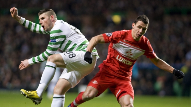 Celticeko Gary Hooper, Spartak taldeko Kim Kombarovekin lehian. Argazkia: EFE.