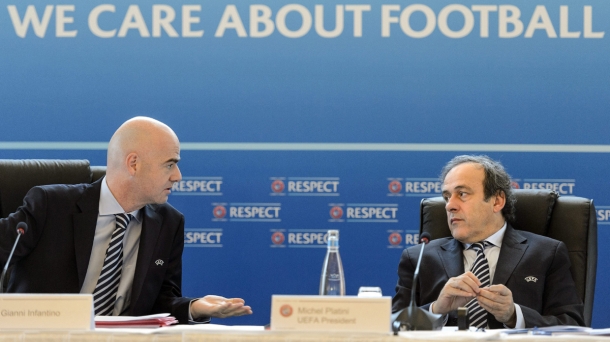 Michel Platini, presidente de la UEFA, conversa con Gianni Infantino, secretario general. Foto: EFE.