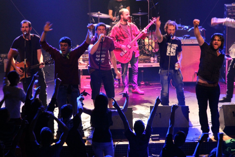 Bizardunak taldeak lan berria aurkeztu du Durangoko azokan. Argazkia: EITB