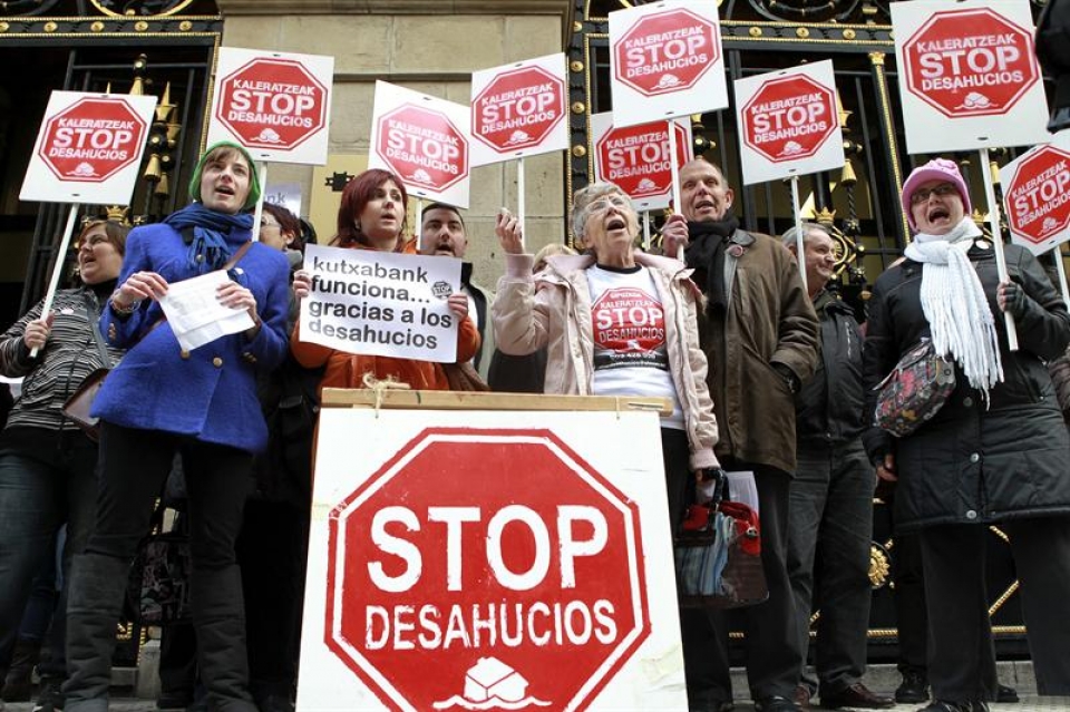 Protesta contra los desahucios en Donostia-San Sebastián.