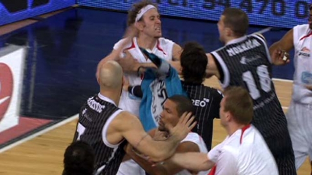 Tangana al final del partido Bilbao Basket-Spirou
