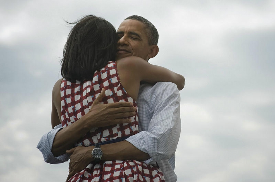 Imagen del tuit de Obama, donde aparece abrazando a su mujer Michelle. Foto: Twitter