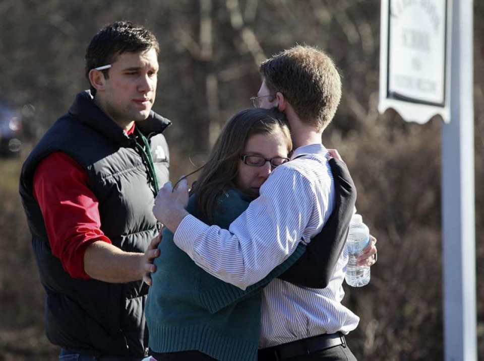 Tiroteo en una escuela de Connecticut - Tiroketa Connecticuteko ikastetxe batean - Twenty schoolchildren, 8 others dead in Connecticut massacre - 