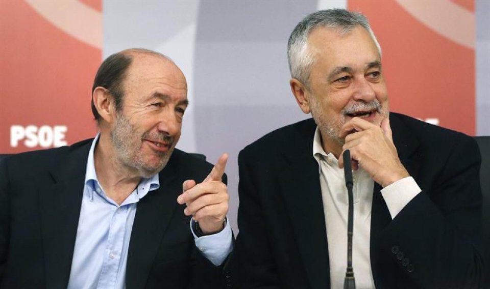 Rubalcaba, a la izquierda, junto al líder andaluz José Antonio Griñán. Efe.