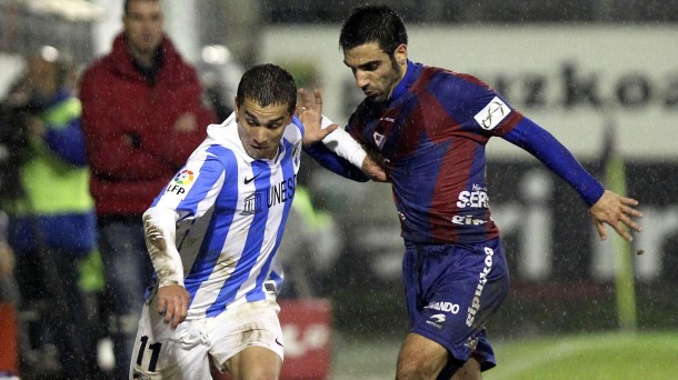 El jugador del Eibar Joseba del Olmo pugna por un balón. Foto: EFE